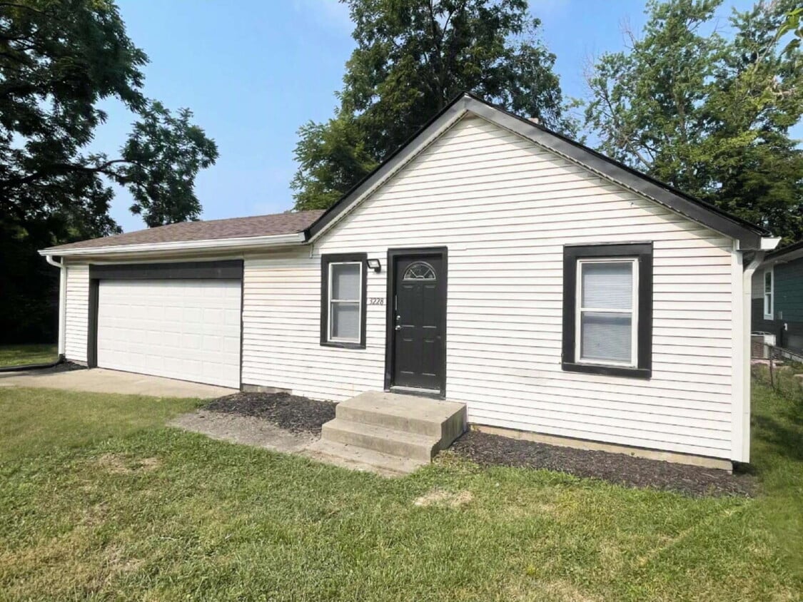 2 Bedroom with huge, attached garage/workshop combo (has electricity) - 2 Bedroom with huge, attached garage/workshop combo (has electricity)