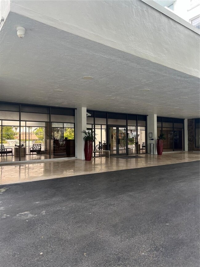 Building Photo - 10000 W Bay Harbor Dr