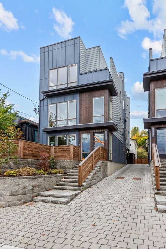 Primary Photo - Stunning Ultra-Modern Central District Tow...