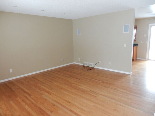 Building Photo - 4BR/2BA Remodeled Single Family Home in Lo...
