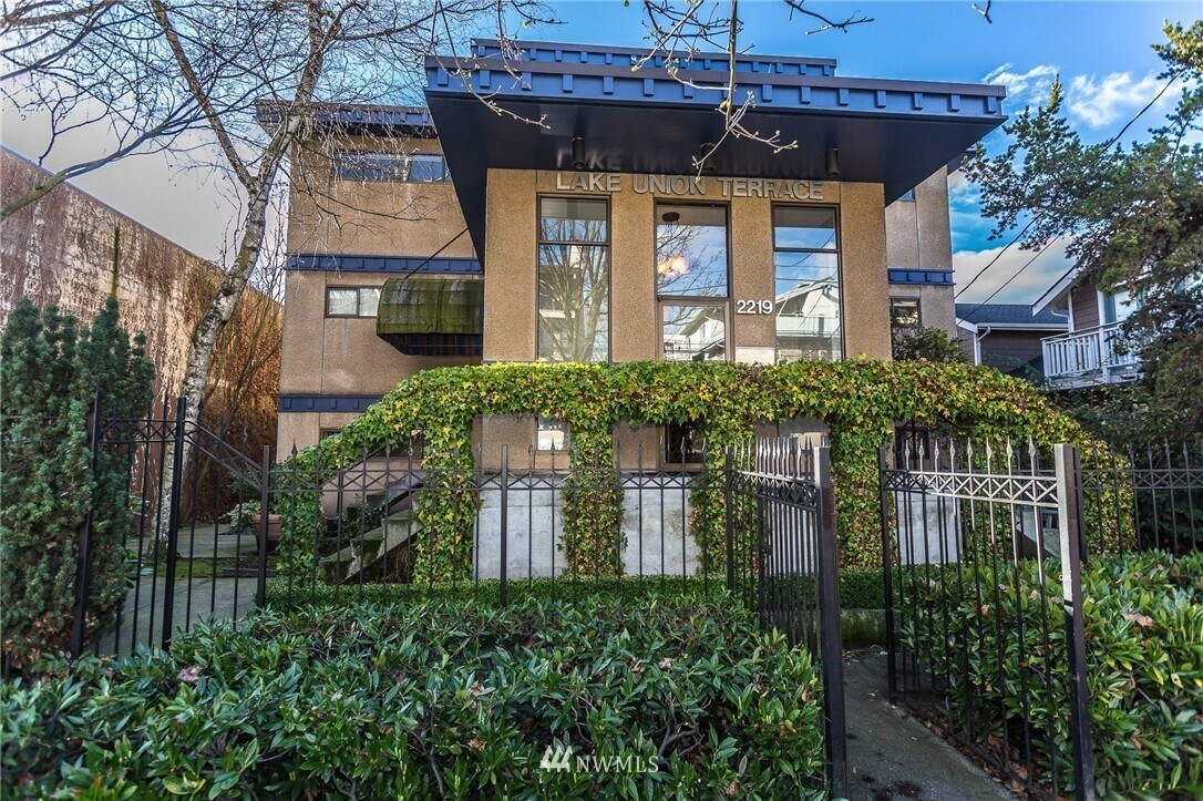 Primary Photo - 2219 Eastlake Ave E