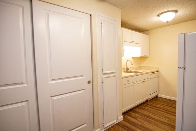 Photo - 2 Bdr in Multnomah Village w/ Hardwoods, D... Apartment