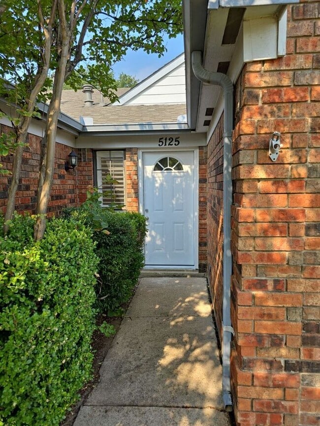 Building Photo - 5125 Colonial Dr