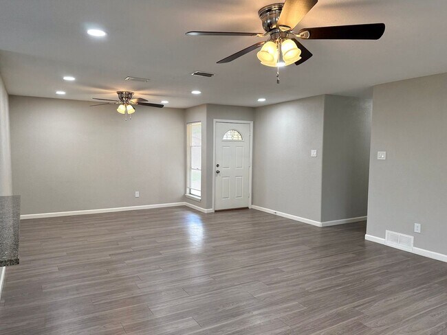 Building Photo - 3 Bedroom / 2 Bath / 2 Car Garage