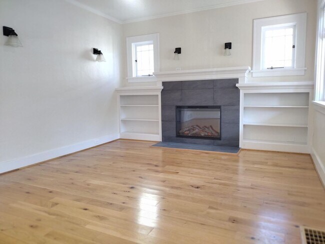 Building Photo - Beautifully remodeled home in Grant Park