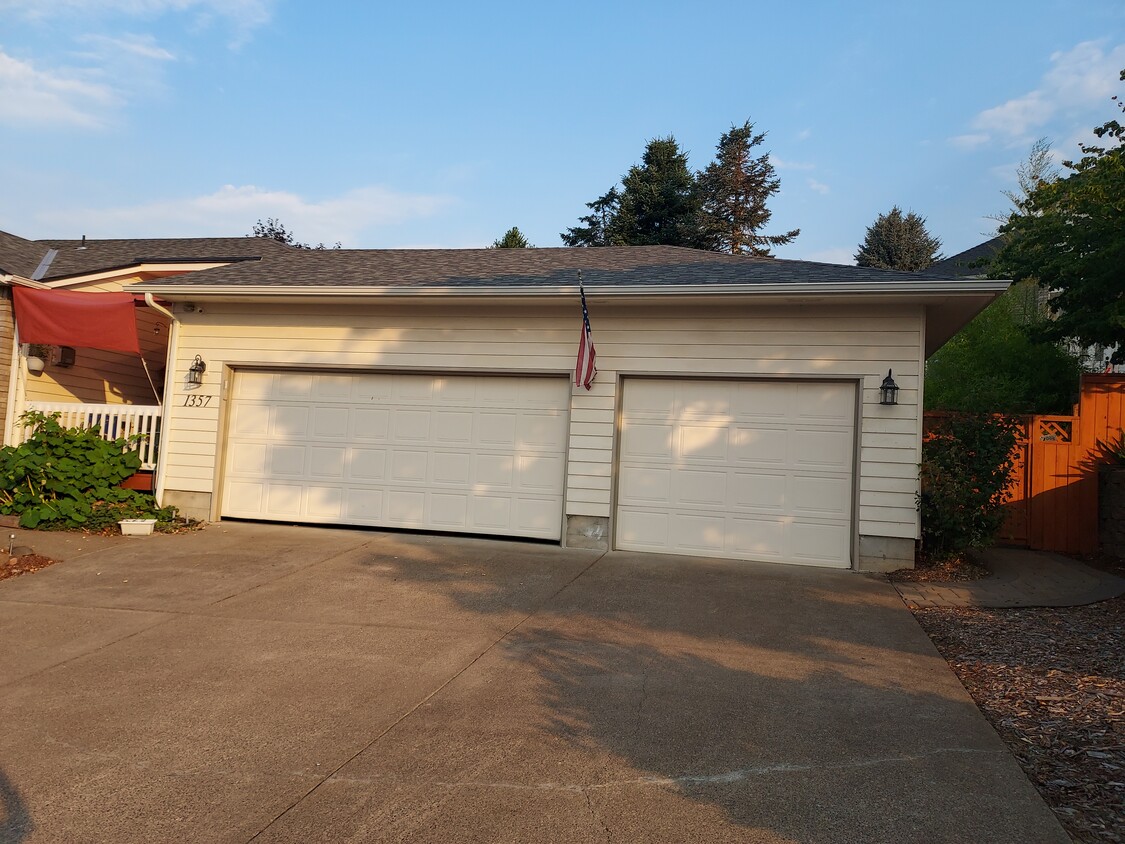 Three car garage for shop, storage or extra cars - 1357 Cathlamet Ct NW