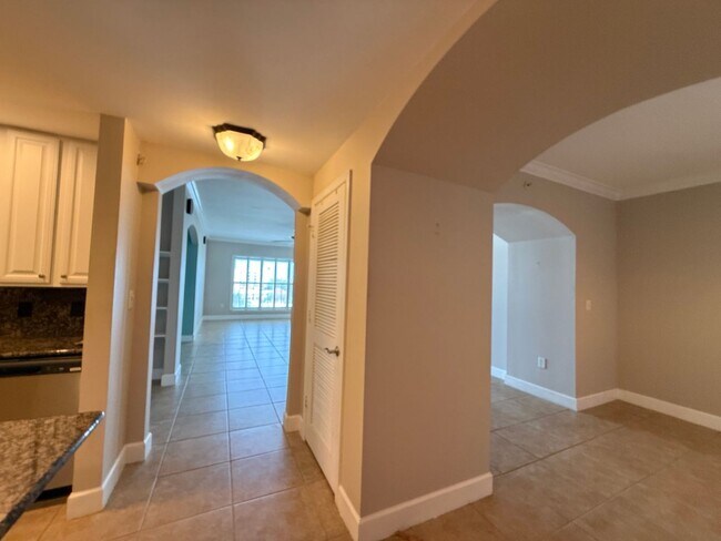 Building Photo - Spacious 2/2 Condo with Waterview in River...