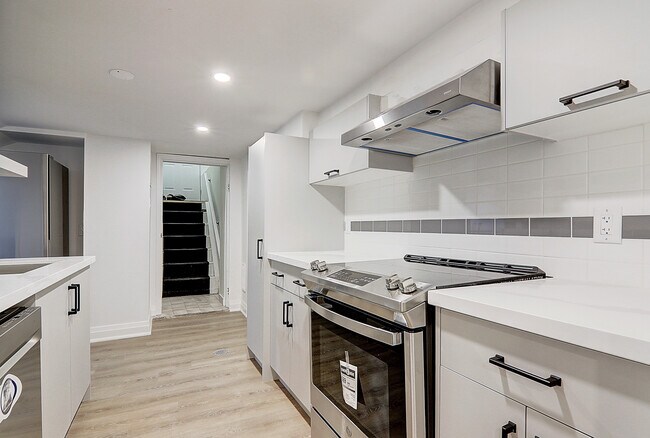 Photo du bâtiment - 130 Lambton Ave