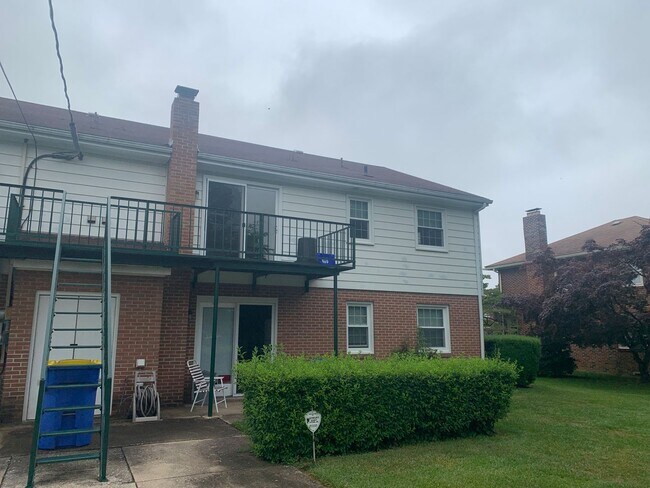 Building Photo - 2nd Floor 2 Bedroom Apartment W/ Parking S...