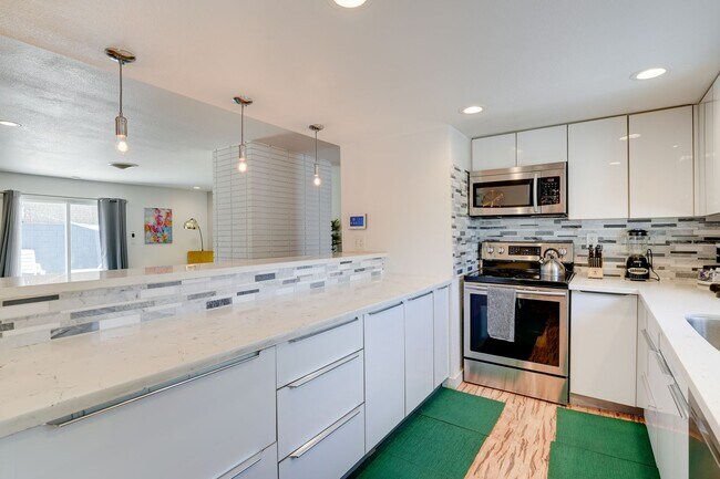 Building Photo - MOVE IN SPECIAL!! MOVE IN BY 10/1 AND GET ...