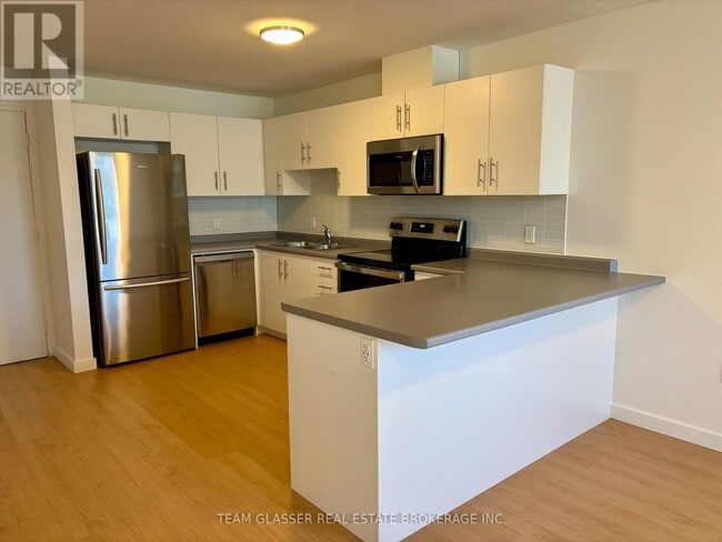 Building Photo - 396 Queens Ave