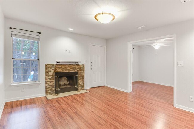 Foto del edificio - 7685 Northcross Dr