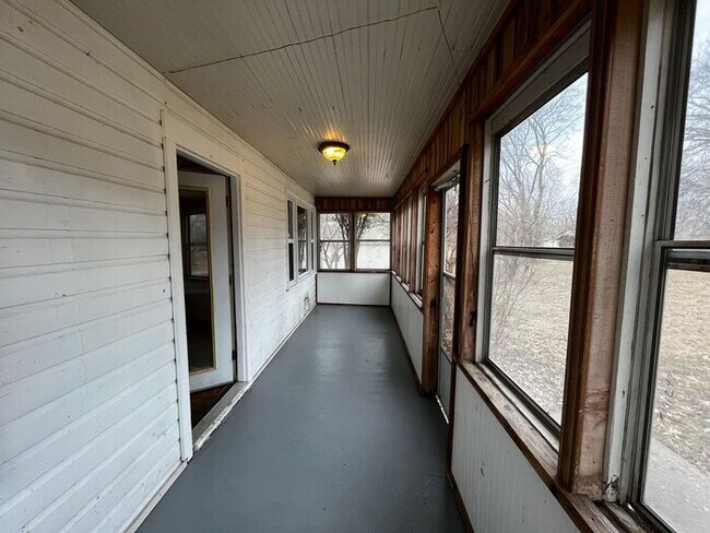Building Photo - 1015 NE Russell Rd.