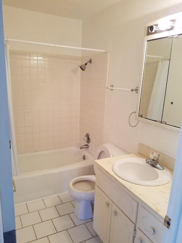 813 N Lincoln St Unit 4, Creston, IA 50801 813 N Lincoln St Creston, IA Apartments for Rent