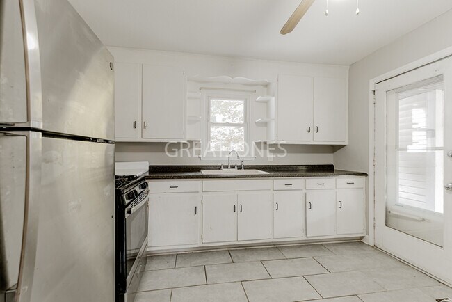 Building Photo - 4932 Redwood Dr