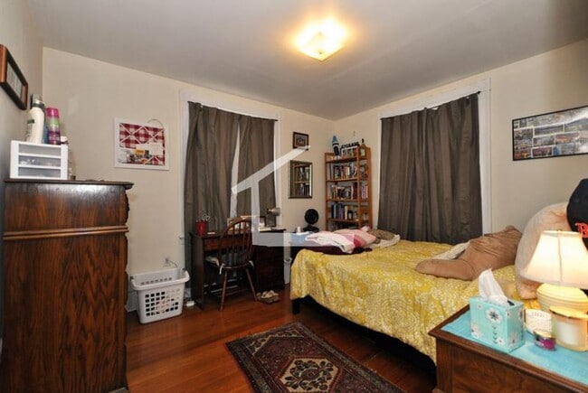 Building Photo - Central heat/AC, In Unit Washer/Dryer, clo...