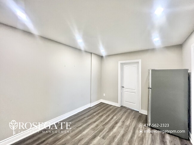 Building Photo - Pet-Friendly 2-Bedroom Apartment in Central Woodstock
