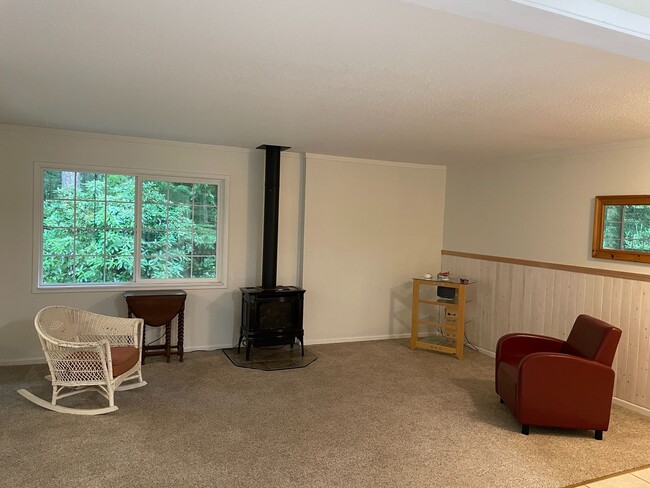 Building Photo - Lovely Home in Langley and a Leased Barn/S...