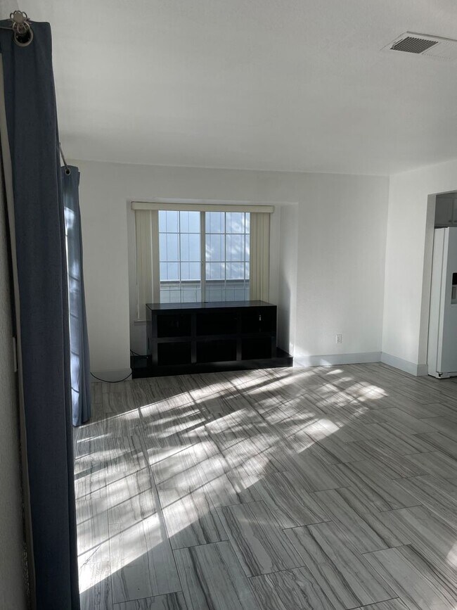 Foto del edificio - Can you guess why this condo is so popular...