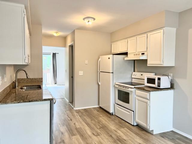 other side w/stove and fridge - 7043 Colonial Oaks Dr