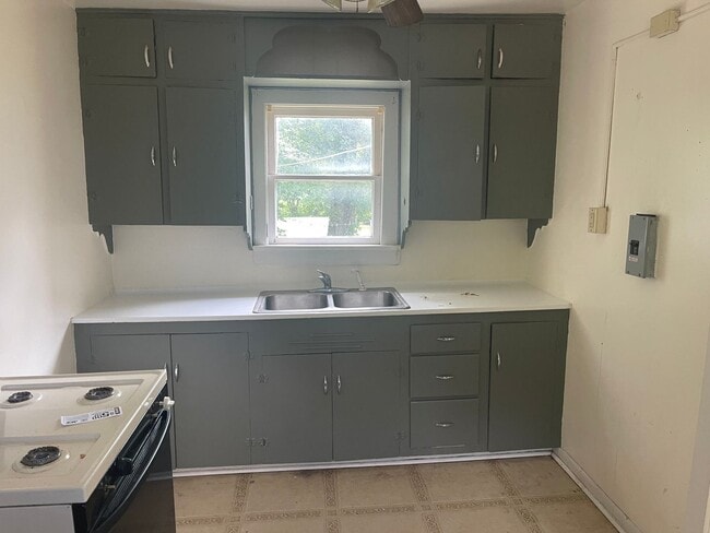 Building Photo - $495 - 1 bed 1 bath - Single Family Home