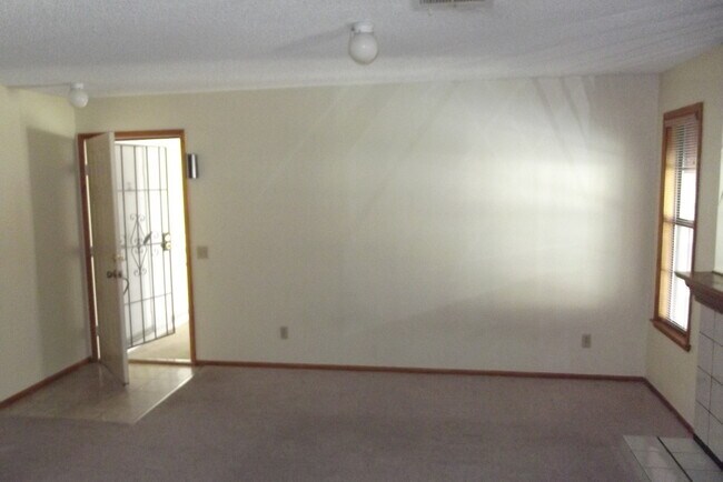 Building Photo - 6663 W Tropicana Ave #202
