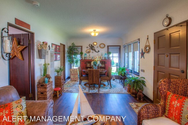Building Photo - 330-338 W Palm Dr