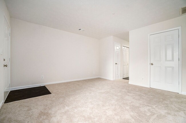 Building Photo - Newly Renovated 2BR/2BA Condo!