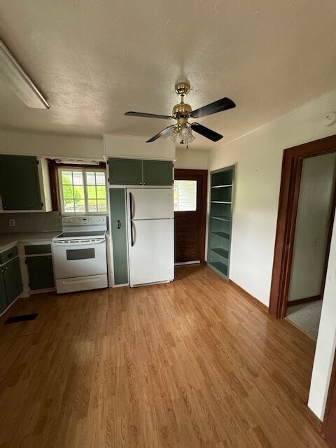Building Photo - House For Rent