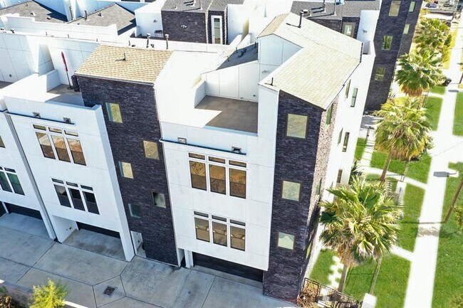 Building Photo - 1613 Wheeler Ave