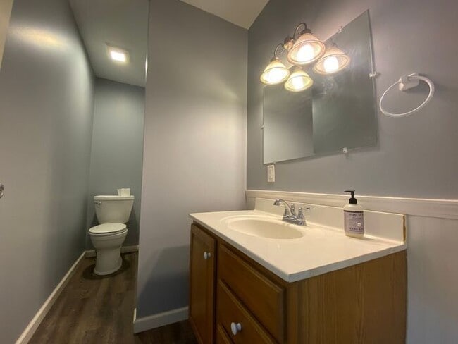 Foto del edificio - 1 bedroom MAIN floor apartment in Niles