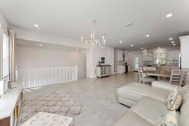 Foto del edificio - Introducing a captivating 3-story townhome...