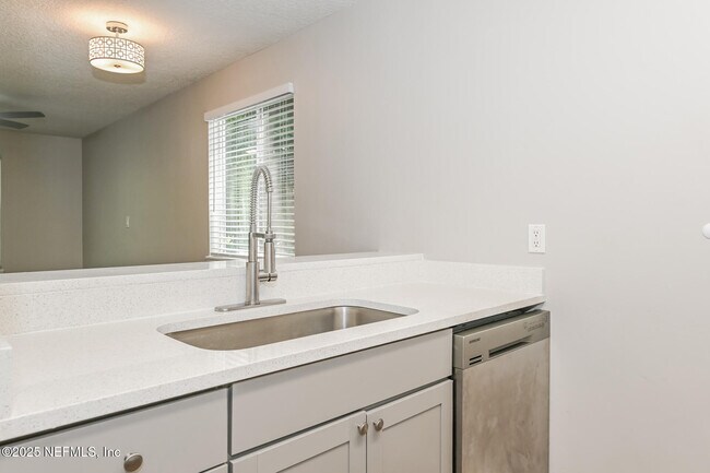 Foto del edificio - 2224 Marsh Point Rd