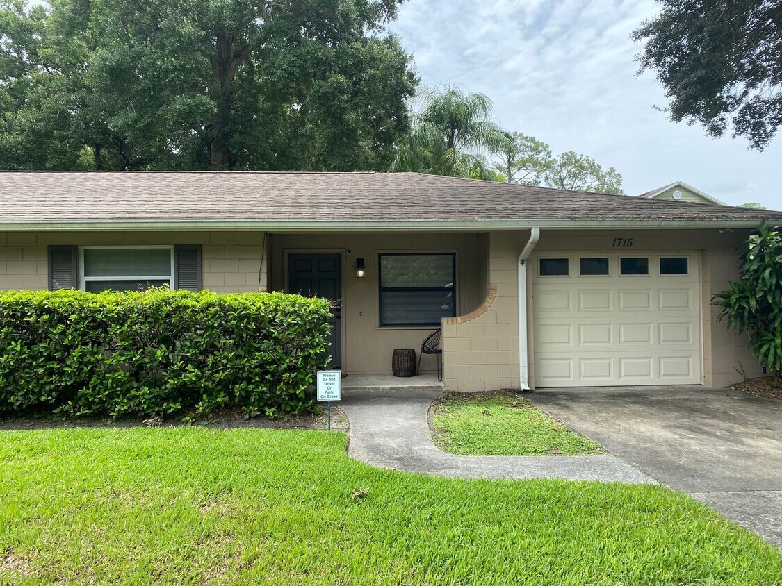 Primary Photo - 2 bedroom 1 bath Duplex