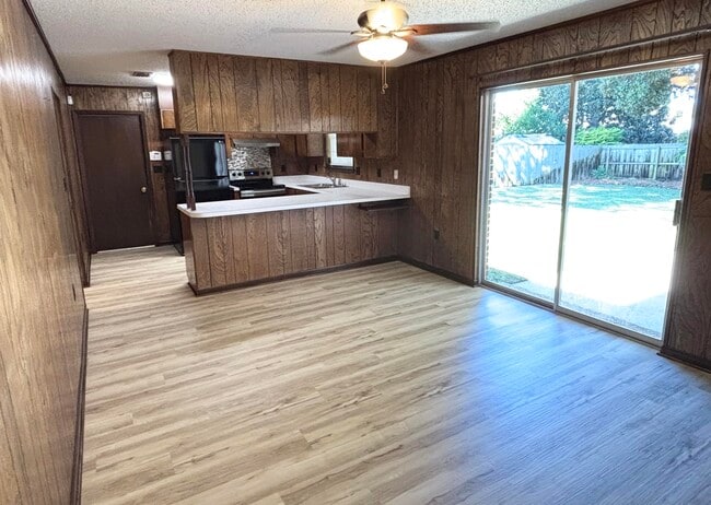 Building Photo - 3 Lakeview Dr