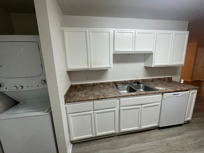Building Photo - 3 BEDROOM 2 BATH READY FOR YOU!