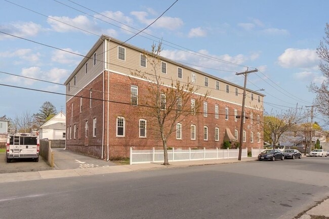 Building Photo - 35 Wyman St