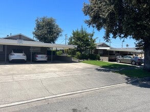 Building Photo - 276 S Oak St