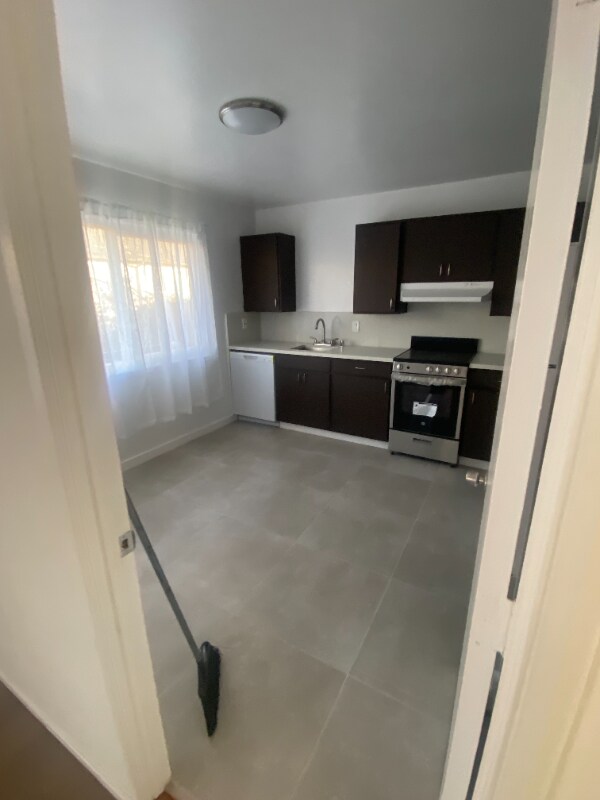 Building Photo - 305 Esplanade Rd