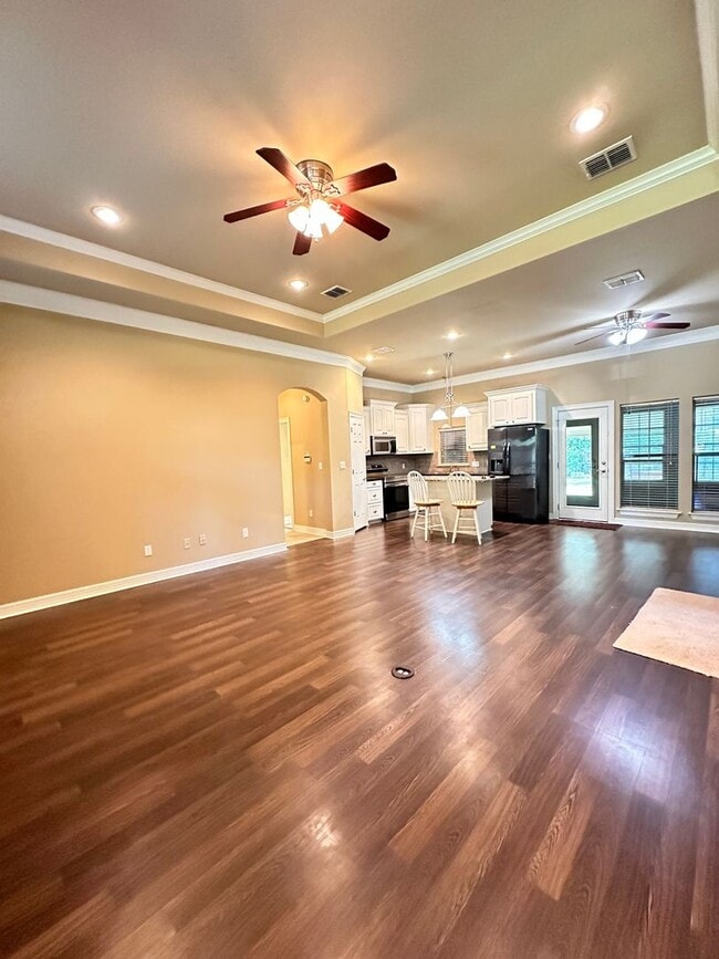 Building Photo - Heart of Benton on just under an acre of lot!