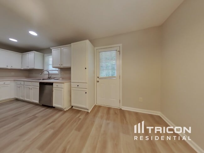 Building Photo - 250 Woodwind Dr