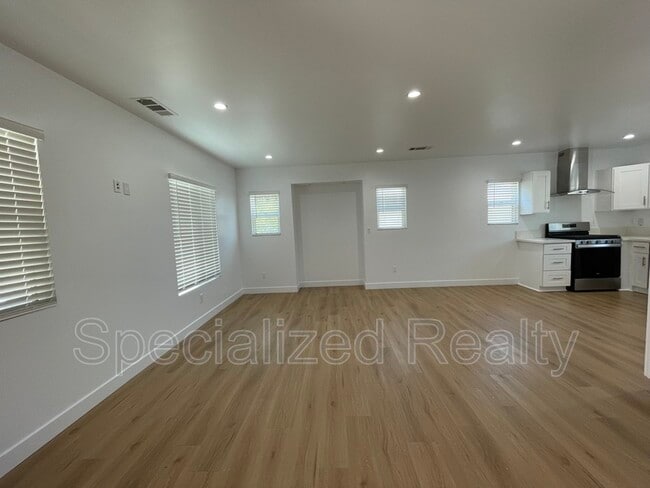 Building Photo - 1135 Scofield Dr
