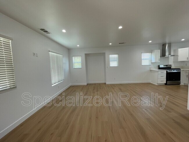 Foto del edificio - 1135 Scofield Dr