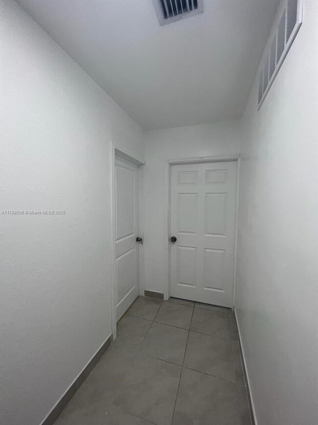 Foto del edificio - 557 NE 5th Pl