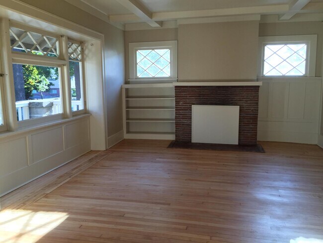 Building Photo - 5 Bd+2 Extra Rooms in Prime Campus Location!