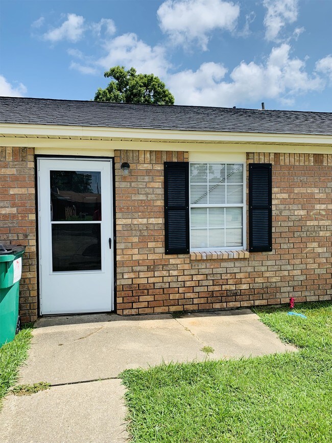 Building Photo - 100 Elmhurst Cir