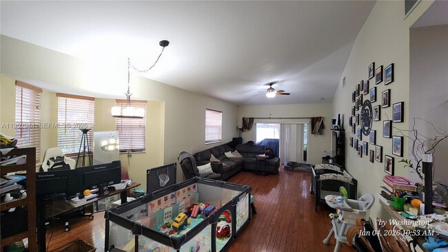 Building Photo - 403 28th St W