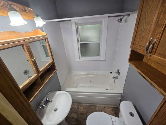 Building Photo - 3 Bedroom House
