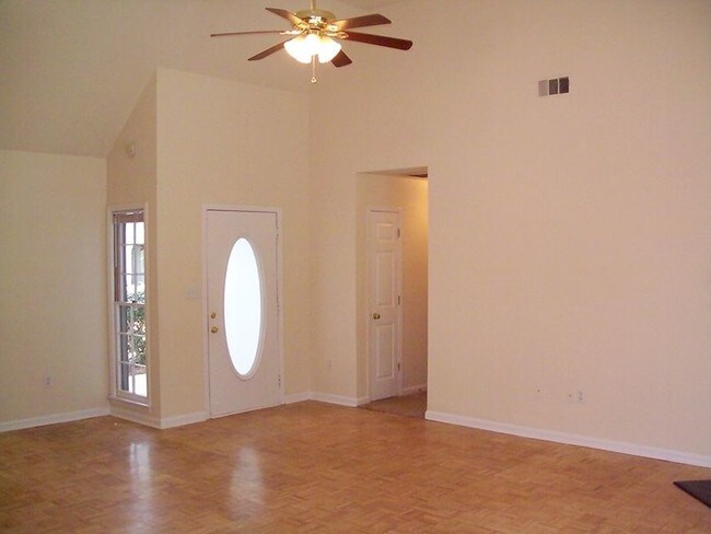 Foto del edificio - 160 Wakefield Dr