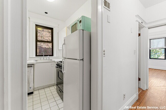 Building Photo - 39 Glenville Ave